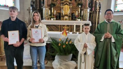 Pater Samuel Patton mit den beiden aus dem Dienst geschiedenen sowie Patrick Schmidt.  (Bild: Herbert Ziegler)