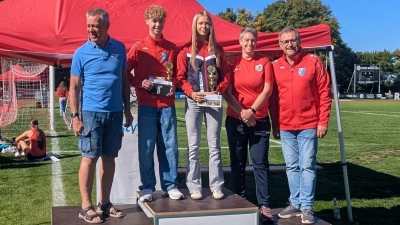 Erik Nachtmann und Emma Scharf mit der Vorstandschaft des BLV-Kreises Oberpfalz Nord (Bild: Sabine Schnurrer)