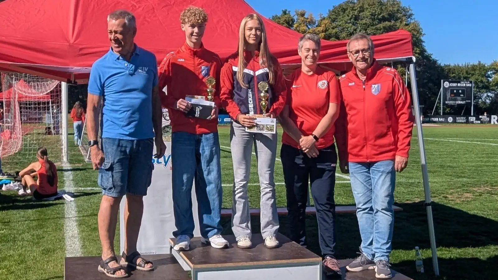 Erik Nachtmann und Emma Scharf mit der Vorstandschaft des BLV-Kreises Oberpfalz Nord (Bild: Sabine Schnurrer)