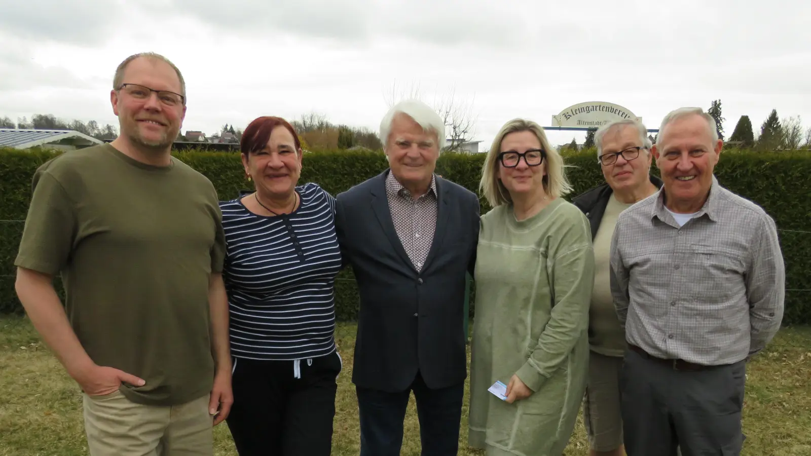 Die neu gewählte Vorstandschaft des Kleingartenvereins. Von Rechts: Andreas Baierl, Sigmar Behr, Denise Frenzel, Hans Strobl, Gaby Schmidt und Henryk Dahlke. (Bild: Johann Adam)