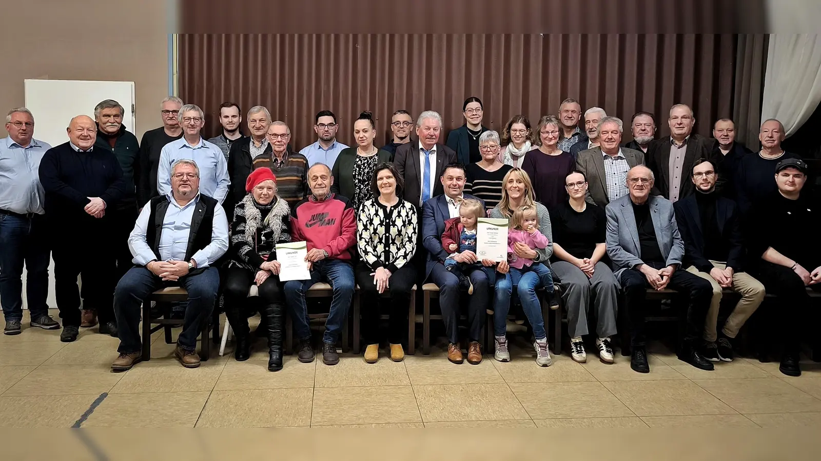 Zum Erinnerungsbild stellten sich die Ehrengäste, die neu gewählte Vorstandschaft und die geehrten Mitglieder auf. Sitzend v.l.n.r.: 1. Vors. Hans-Jürgen Meier, Elisabeth Hammerl-Nickley, Fritz Kröß, Birgit Kerschbaum, Stephan Gollwitzer, Maria Sponsel, Emilia Baierl, Bgmst. Lothar Höher, Christian Demleitner Christian Meier. Stehend v.l.n.r.: Michael Meier, Stefan Rank, Herbert Prölß, Hubert Kopp, Oswald Zahn, Andreas Kopp, Karl Bärnklau, Gerhard und Matthias Ertl, Stephanie Sperrer, Andreas Rewitzer, Hans Forster, Sarah Lehner, Margitta Zielonka, Melanie Lingl, Christine Görner, Hans-Jürgen Gmeiner, Reinhard Meier, Gerald Bolleininger, Gerhard Ertl, Wolfgang Pausch, Hans Grötsch, Dieter Fischer. (Bild: Rosa Meier)