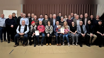 Zum Erinnerungsbild stellten sich die Ehrengäste, die neu gewählte Vorstandschaft und die geehrten Mitglieder auf. Sitzend v.l.n.r.: 1. Vors. Hans-Jürgen Meier, Elisabeth Hammerl-Nickley, Fritz Kröß, Birgit Kerschbaum, Stephan Gollwitzer, Maria Sponsel, Emilia Baierl, Bgmst. Lothar Höher, Christian Demleitner Christian Meier. Stehend v.l.n.r.: Michael Meier, Stefan Rank, Herbert Prölß, Hubert Kopp, Oswald Zahn, Andreas Kopp, Karl Bärnklau, Gerhard und Matthias Ertl, Stephanie Sperrer, Andreas Rewitzer, Hans Forster, Sarah Lehner, Margitta Zielonka, Melanie Lingl, Christine Görner, Hans-Jürgen Gmeiner, Reinhard Meier, Gerald Bolleininger, Gerhard Ertl, Wolfgang Pausch, Hans Grötsch, Dieter Fischer. (Bild: Rosa Meier)