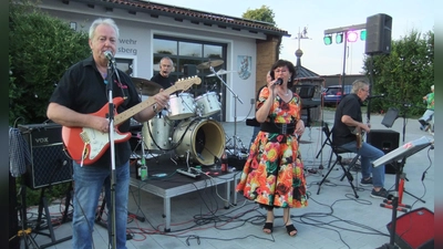 Die Amberger Hula Hoop-Band mit den vier Musikern sowie deren Sängerin Renate mit „rauer”, aber auch zärtlicher Stimme. So wie es eben die Schlager und Swings etc. des Abends erforderten. Die Kapelle heizte den Gästen des Pittersberger Open Air ordentlich ein, so manche kamen beim Tanz auf dem „Parkett” des Betonsteins sogar ins Schwitzen.  (Bild: Michael Götz)