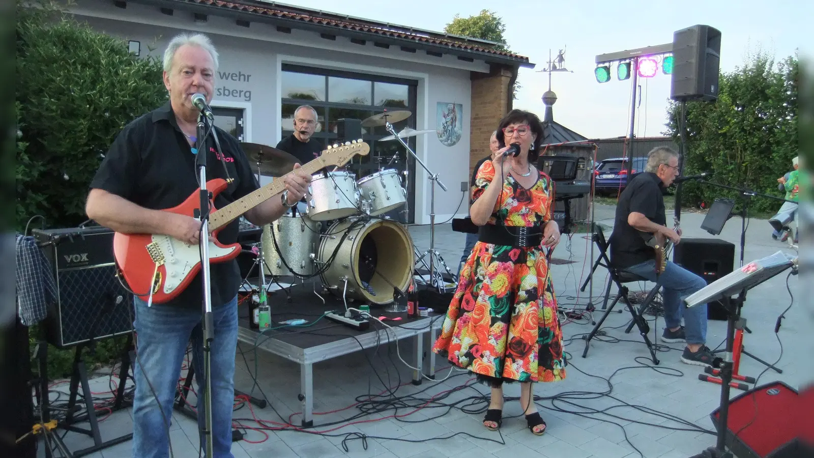 Die Amberger Hula Hoop-Band mit den vier Musikern sowie deren Sängerin Renate mit „rauer”, aber auch zärtlicher Stimme. So wie es eben die Schlager und Swings etc. des Abends erforderten. Die Kapelle heizte den Gästen des Pittersberger Open Air ordentlich ein, so manche kamen beim Tanz auf dem „Parkett” des Betonsteins sogar ins Schwitzen.  (Bild: Michael Götz)