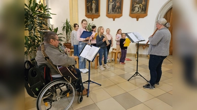 Die Gruppe unter Leitung von Stephan und Carola Horst hat viel Spaß beim Singen und Musizieren. Das Bild zeigt einen Teil der Gruppe. (Bild: Richard Beer)