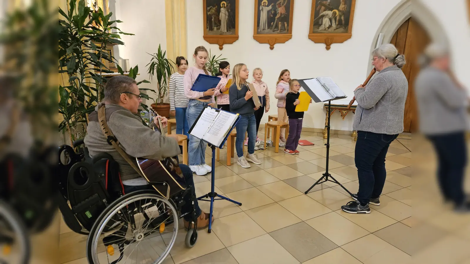 Die Gruppe unter Leitung von Stephan und Carola Horst hat viel Spaß beim Singen und Musizieren. Das Bild zeigt einen Teil der Gruppe. (Bild: Richard Beer)