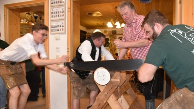 Das Sägeteam der KLJB in Aktion. (Bild: Reiner Hoffmann)