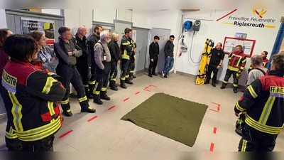 Den Kameradinnen und Kameraden aus Schwarzenreuth und Riglasreuth wird der richtige Umgang mit dem Spineboard durch Dennis Hauptfleisch professionell vermittelt. (Bild: Andreas Philbert)