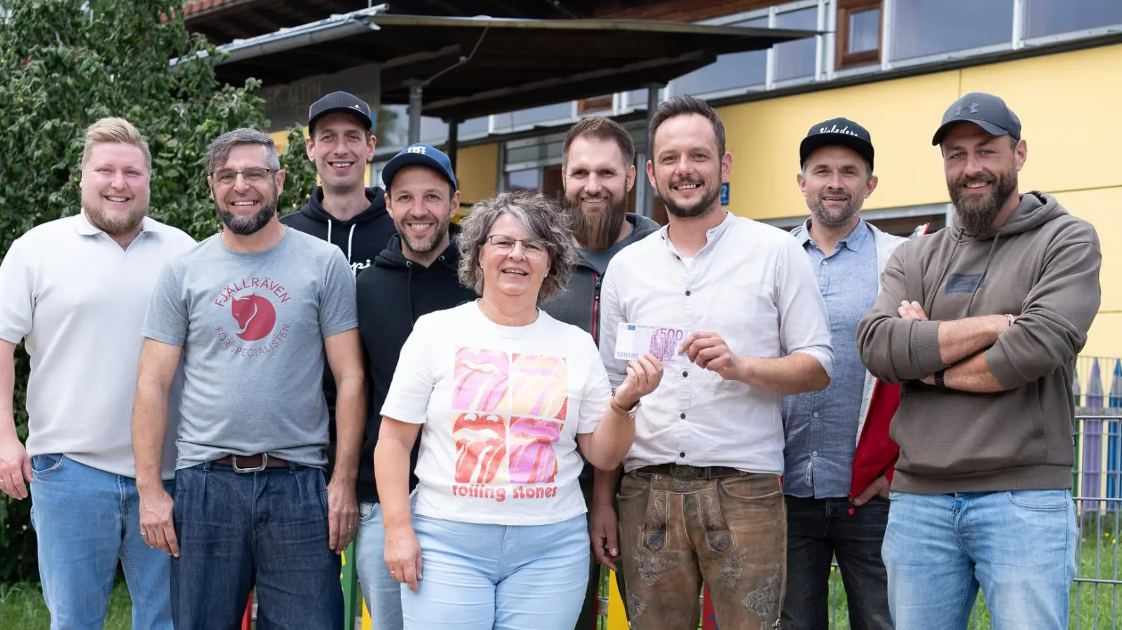 Kindergarten-Leiterin Ulrike Schießlbauer nahm die Spende in bar vom Stammtisch-Vorsitzenden Johannes Meier entgegen. (Bild: Michael Weiß)