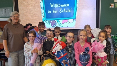 Die ABC-Schützen freuen sich mit ihrer Lehrerin Martina Lopes auf den ersten Schultag (Bild: Martina Lopes)