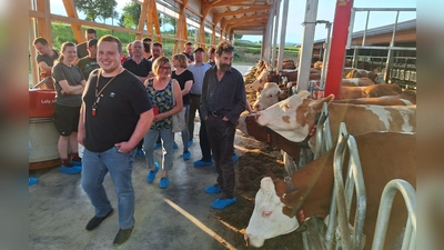 Michael Kick mit der Gruppe im neuen Liege- und Laufbereich (Bild: Reinhold Witt)