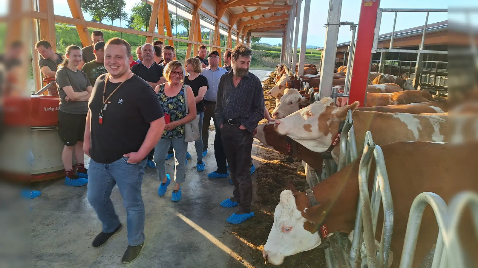 Michael Kick mit der Gruppe im neuen Liege- und Laufbereich (Bild: Reinhold Witt)