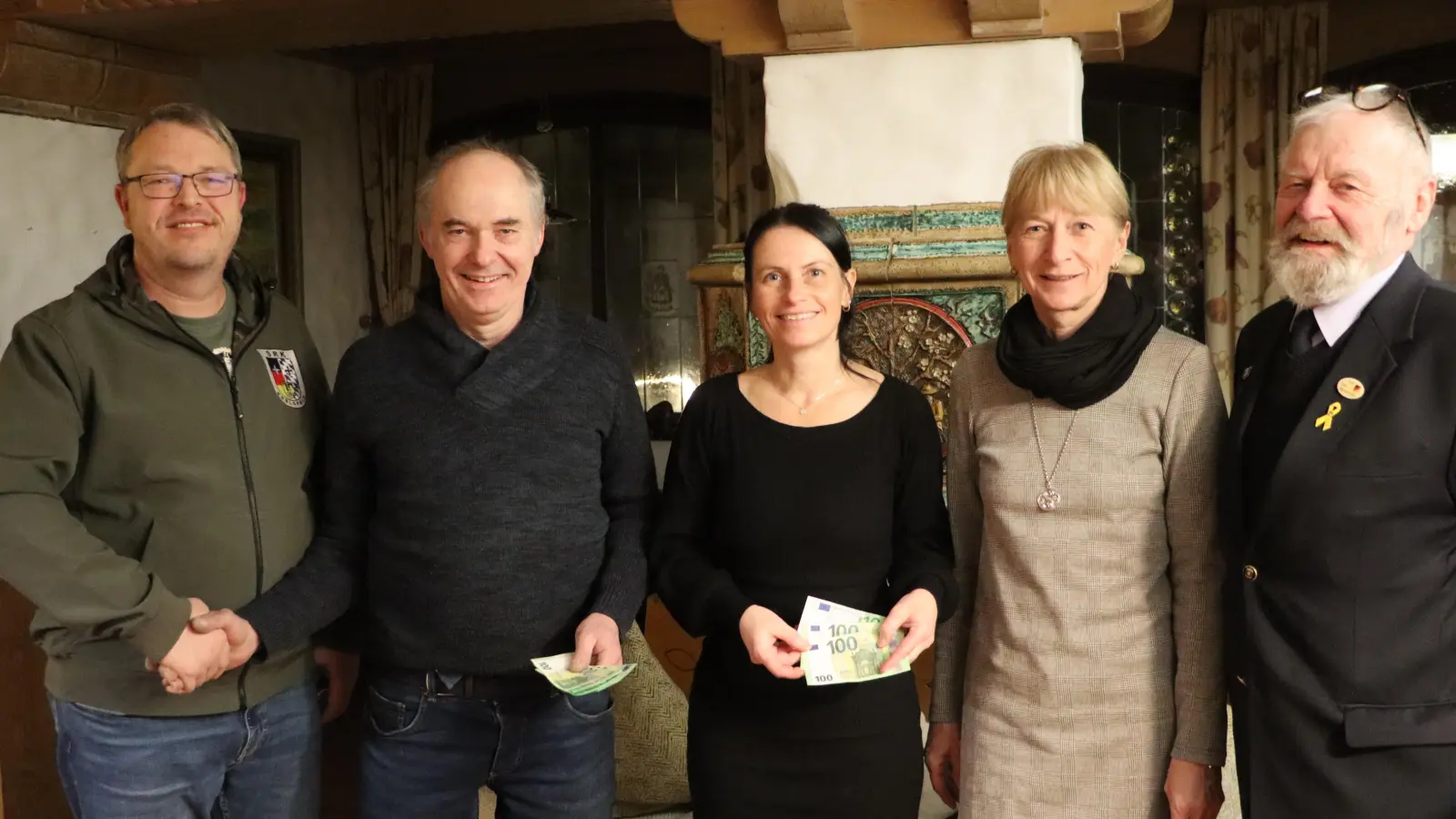 Übergabe von jeweils 300 Euro Erfreut nahmen Siegfried Meidenbauer, Sonja Winter und Heidi Hiltl von den Vorsitzenden SRK Michael Schuster (links) und Vorsitzenden Hans-Reiner Heldrich (RK) für die Kinder und Jugendentgegen (Bild: Rudi Gruber)