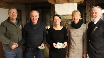 Übergabe von jeweils 300 Euro Erfreut nahmen Siegfried Meidenbauer, Sonja Winter und Heidi Hiltl von den Vorsitzenden SRK Michael Schuster (links) und Vorsitzenden Hans-Reiner Heldrich (RK) für die Kinder und Jugendentgegen (Bild: Rudi Gruber)