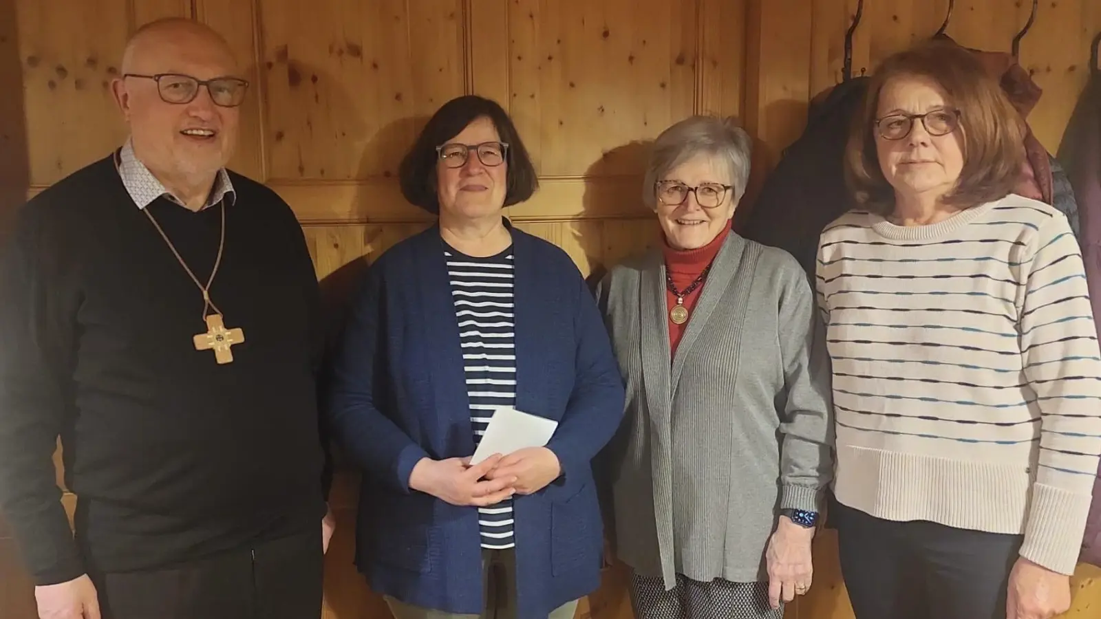 Auf dem Foto von links: Landvolkpfarrer Anton Witt, Maria Reitinger, Dr. Annemarie Schraml und Kreisvorsitzende Angelika Franz (Bild: Sandra Zölch )