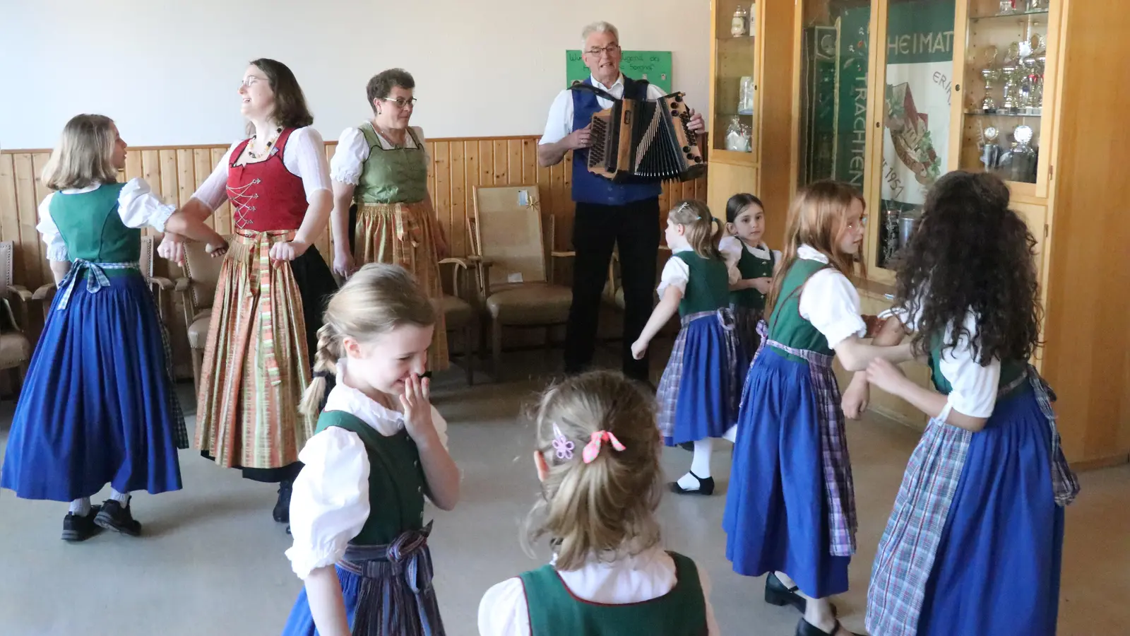 Kurzweilige Tanzprobe im Vereinszimmer des HTV „Erika“ im alten Schulhaus Sorghof. (Bild: Wilhelm Ertl)