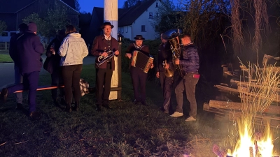 Die Hulzstoussboum am Lagerfeuer in Woppenrieth. (Bild: Franz Völkl)