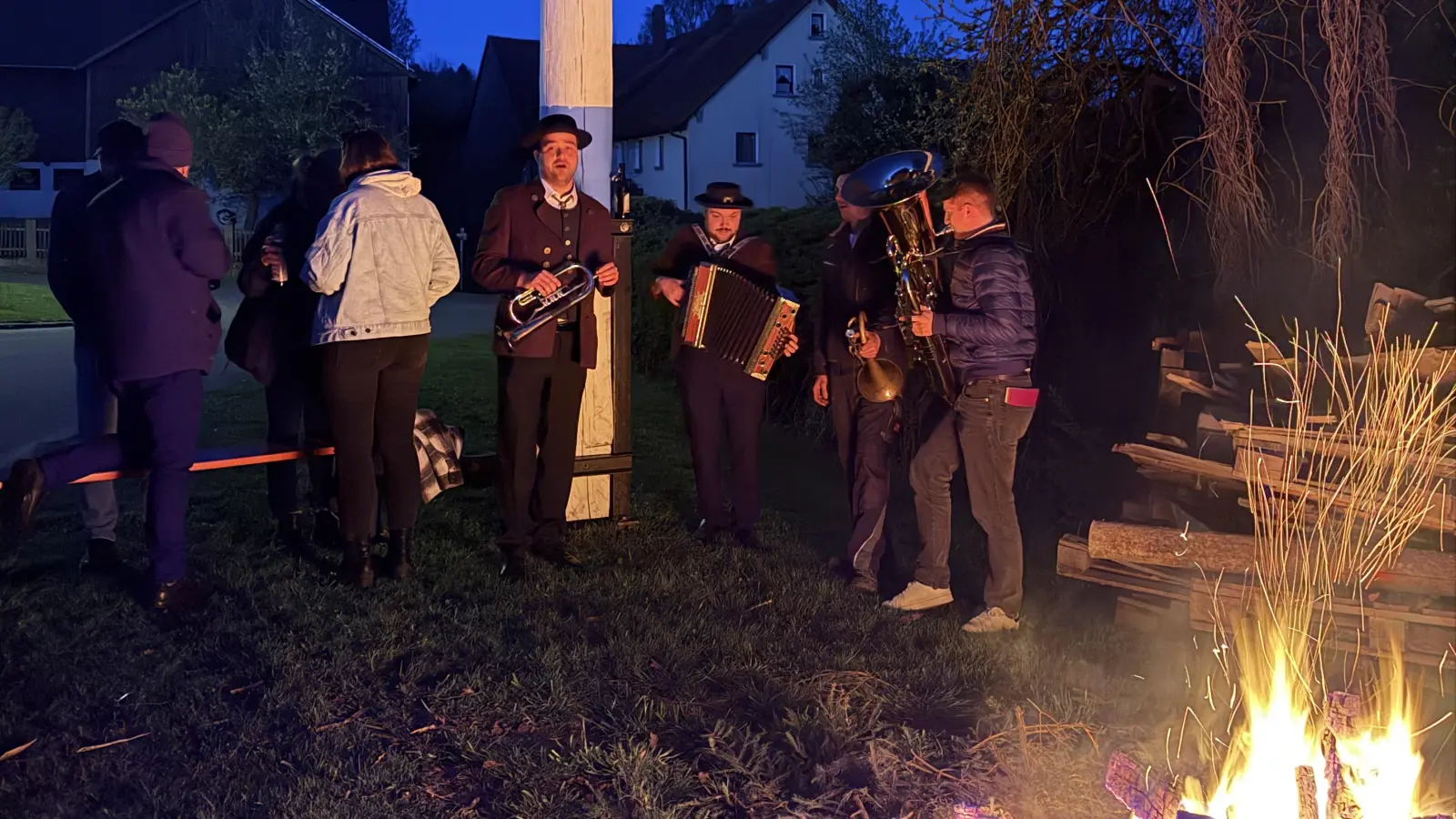 Die Hulzstoussboum am Lagerfeuer in Woppenrieth. (Bild: Franz Völkl)