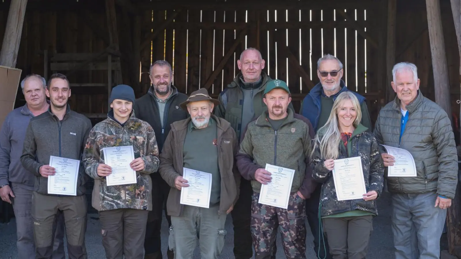 V.v.l.: Max Putzer, Jakob Meier, Ludwig Träger, Rainer Richthammer, Christin Thumann, Konrad Liegl. H.v.l.: Ausbilder Martin Götz, Stefan Putzer, Andreas Franke, Georg Schwandner. (Bild: Marina Meier)