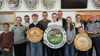 Mathilda Bäuml, Helena Schmeller, Marco Sporrer, Maximilian Schmeller, Martin Riedl, Luca Preisinger, 1. Bürgermeister Franz Schöner, Amelie Müller, Cordula Müller, Benno Schneider, Werner Kraus. (Bild: Sarah Beer)