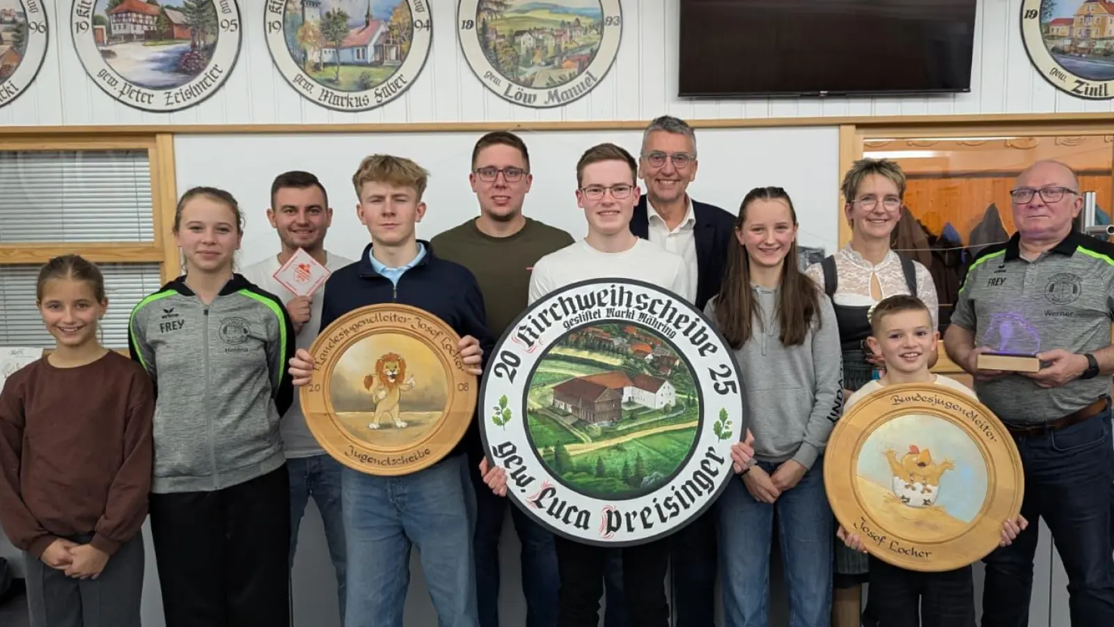 Mathilda Bäuml, Helena Schmeller, Marco Sporrer, Maximilian Schmeller, Martin Riedl, Luca Preisinger, 1. Bürgermeister Franz Schöner, Amelie Müller, Cordula Müller, Benno Schneider, Werner Kraus. (Bild: Sarah Beer)