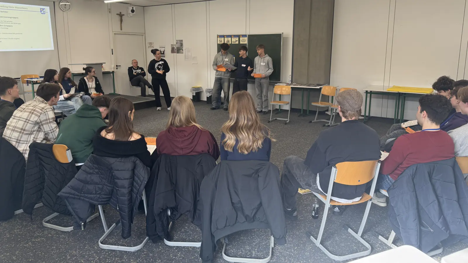 Grundwasserschutz geht alle an! Die Klasse 10C des GMG während der Expertenrunde. (Bild: Stefan Fuchs)