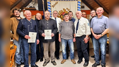Bürgermeister Haberberger Wolfgang (links) und stellvertretender Kreisvorsitzender Marcus Köppel (Zweiter von rechts) gratulieren den Jubilaren und den gewählten Vorstandschaftsmitgliedern mit Hans Bayer, August Hofmann, Torsten Kraus, Wendelin Leiter, Ewald Walter, Rudi Lang, Konrad Krywinski, Alois Kausler, Markus Köppl und Manfred Brandl (von links).  (Bild: whü)
