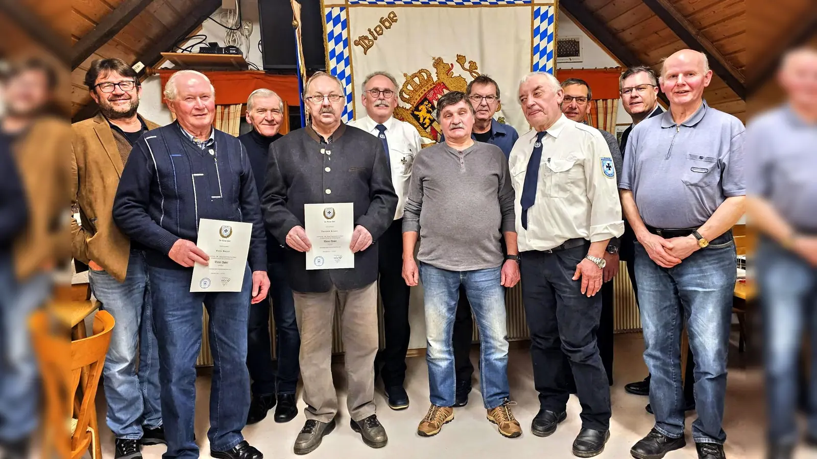 Bürgermeister Haberberger Wolfgang (links) und stellvertretender Kreisvorsitzender Marcus Köppel (Zweiter von rechts) gratulieren den Jubilaren und den gewählten Vorstandschaftsmitgliedern mit Hans Bayer, August Hofmann, Torsten Kraus, Wendelin Leiter, Ewald Walter, Rudi Lang, Konrad Krywinski, Alois Kausler, Markus Köppl und Manfred Brandl (von links).  (Bild: whü)