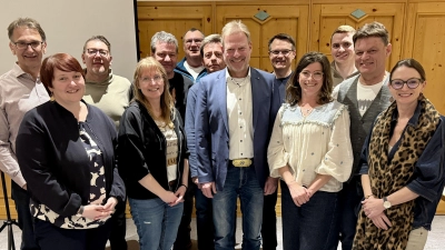 Ehrenmitglied Alwin Märkl (Sechster von rechts) mit der Vorstandschaft des HKV und dem neuen Bürgermeister Reiner Wiedenbauer (links). (Bild: Amelie Hahn)