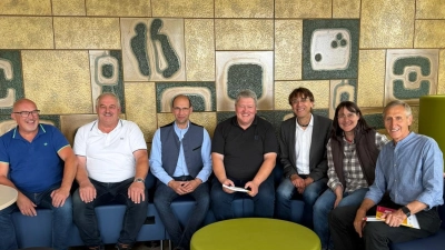 Schulleiter OStD Thomas Metzler (3. v. r.) und Fraktionssprecher Bernhard Schmidt (4. v. r.) zusammen mit den Kreisräten der Freien Wähler im Lkr. Tirschenreuth im neu renovierten Zukunftsraum im BSZ Wiesau. (Bild: Bernhard Schmidt)