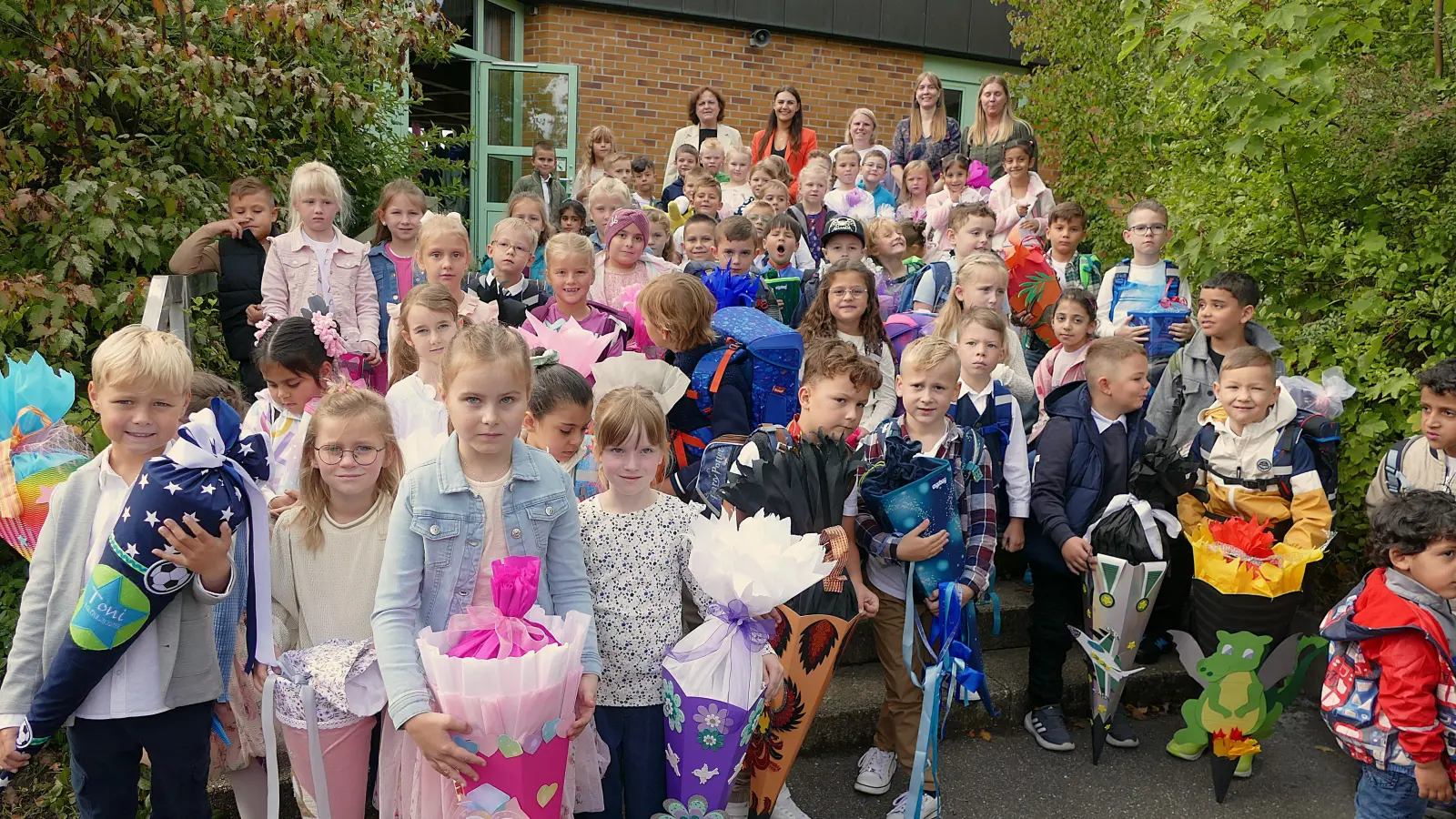 In der Jahnschule starteten 63 Mädchen und Buben mit ihren Lehrerinnen Nadine Knan, Alina Obleser, Julia Seitz und Anna Stiegler in ihr erstes Schuljahr. Rektorin Andrea Dechant hieß alle herzlich willkommen.  (Bild: Brigitte Weigl )