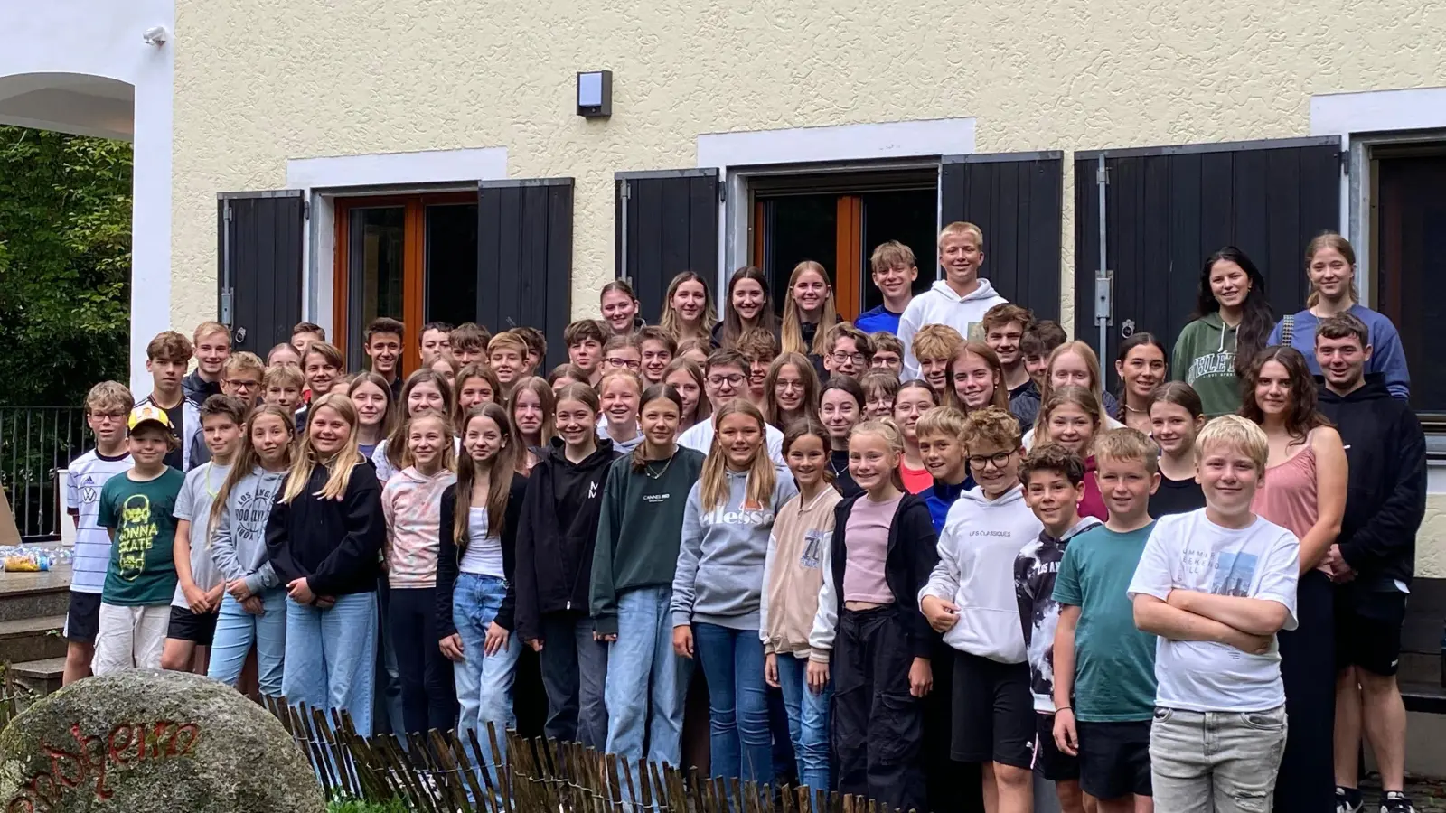 Teilnehmer der Sommerfahrt vor dem Jugendhaus Grimmerthal (Bild: Paula Nerb)