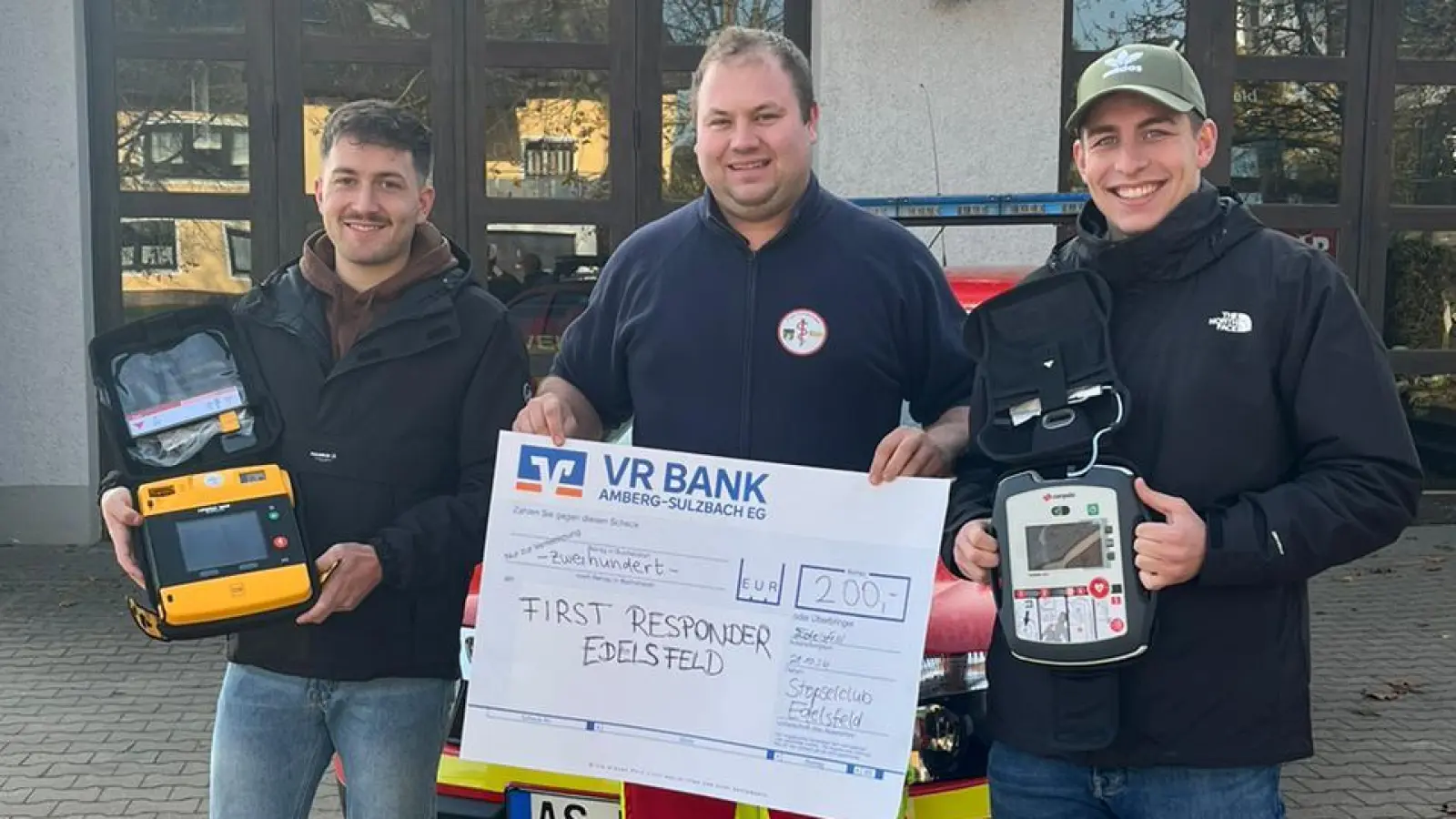 Spendenübergabe beim Stopselclub Edelsfeld mit Vorstellung des neuen AEDs. von links Paulus Markus mit dem alten AED, Rupprecht Manfred First Responder, Mauritz Thomas mit dem neuen AED.  (Bild: Daniel Dehling)