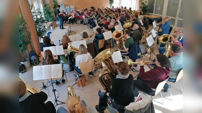 80 Bläserinnen und Bläser aus dem Altdekanat Weiden proben mit Sven Menhorn  (Bild: Richard Riedel)