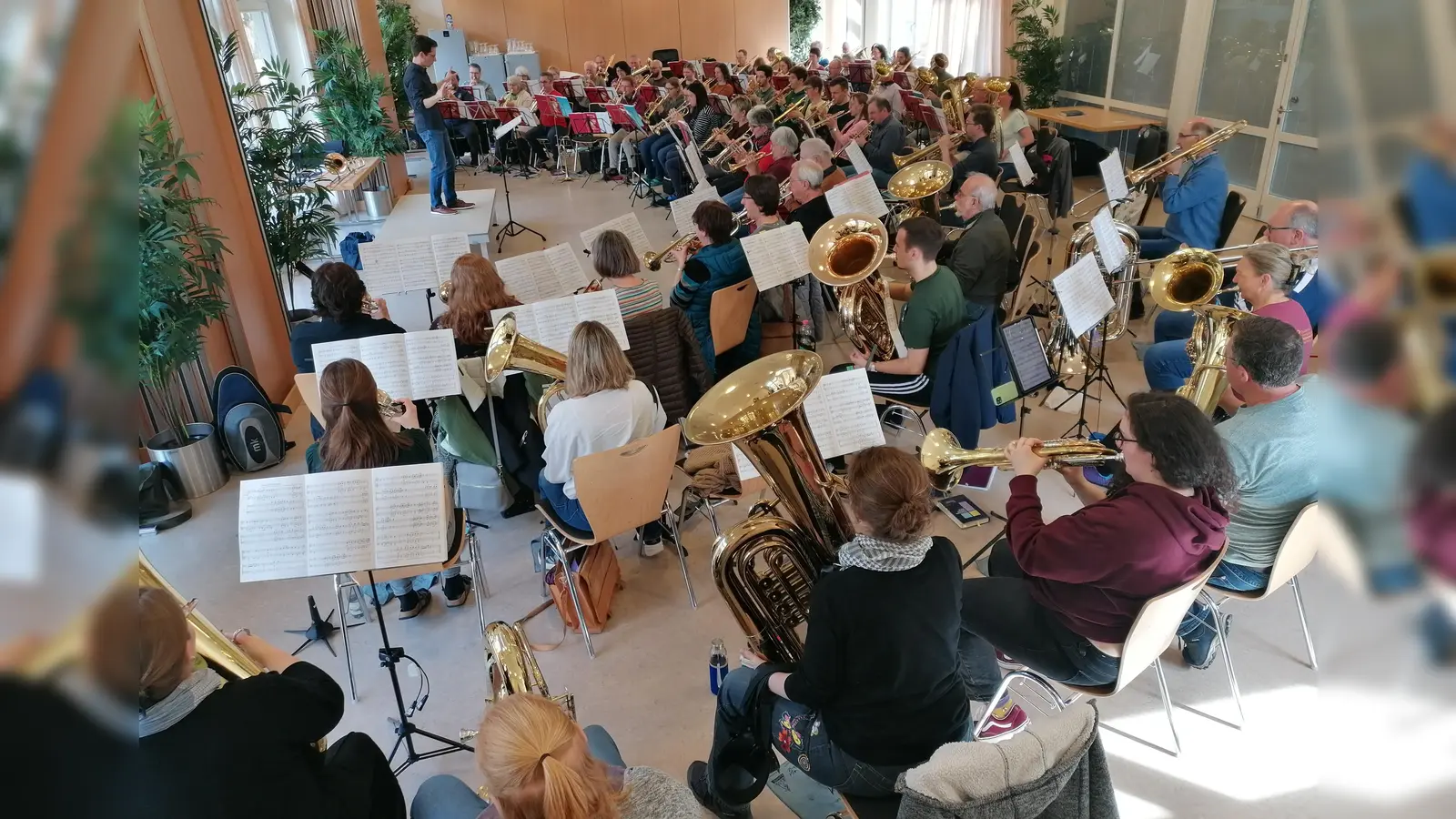 80 Bläserinnen und Bläser aus dem Altdekanat Weiden proben mit Sven Menhorn  (Bild: Richard Riedel)