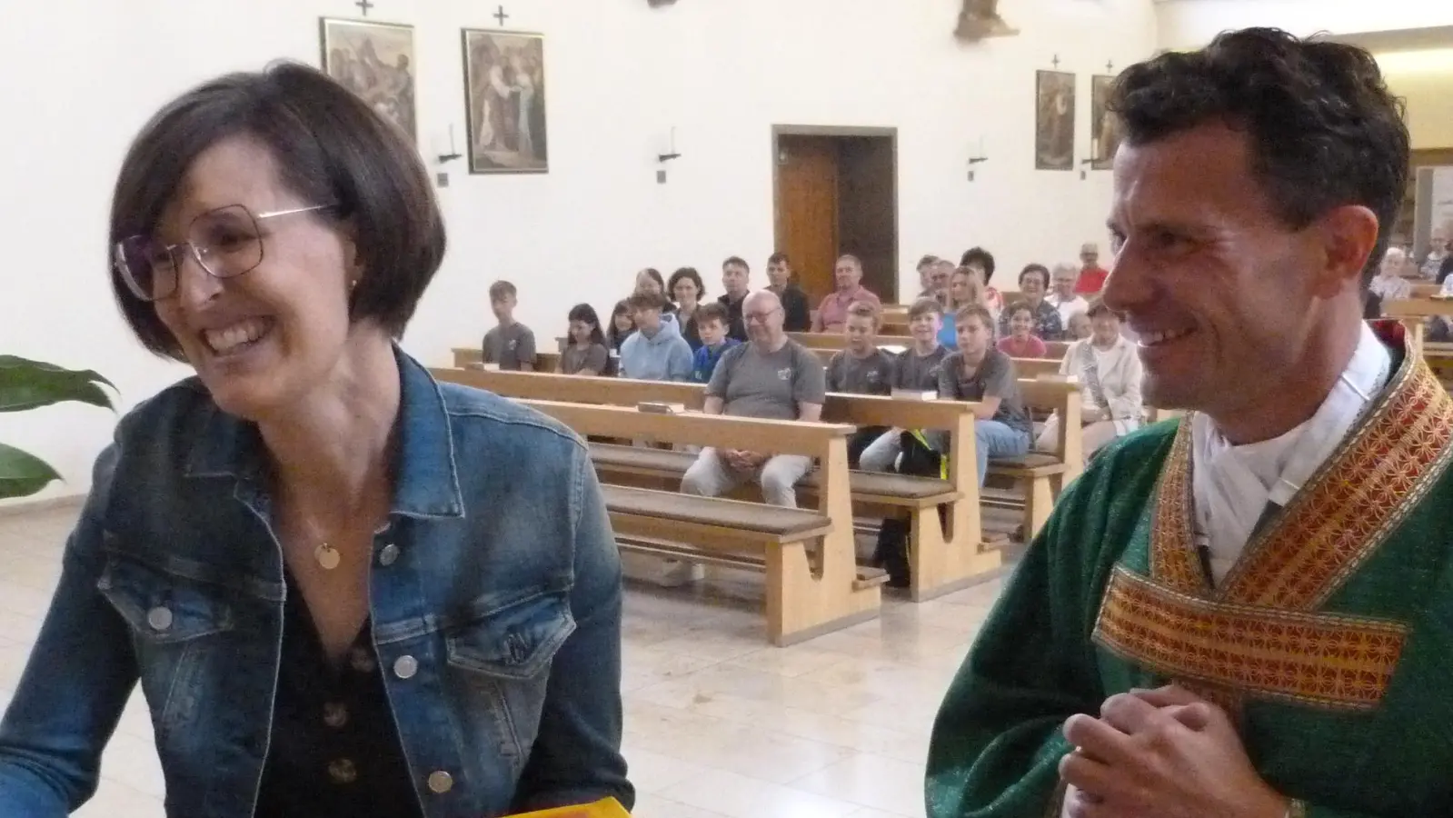 Pfarrer Thomas Kohlhepp verabschiedet Gemeindereferentin Franziska Bösl mit einem kleinen Präsent aus der katholischen Pfarreiengemeinschaft Mantel/Neunkirchen während eines Gottesdienstes (Bild: Priska Hofmann)