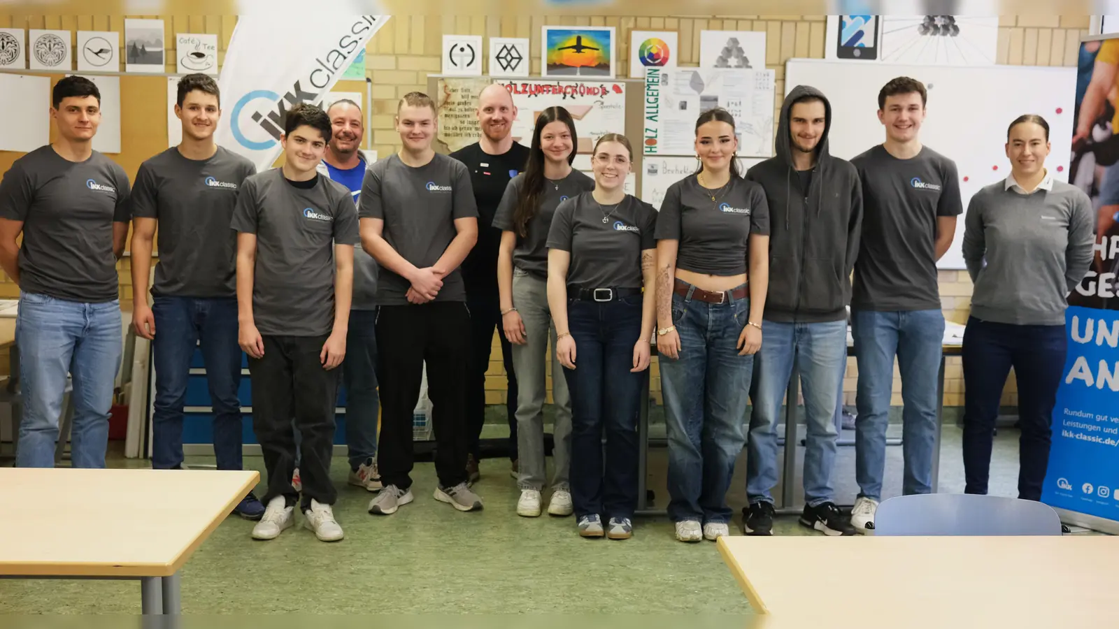 Lehrlinge der Schwandorfer Maler- und Lackierer-Innung übten bei einem Knigge-Workshop zusammen mit IKK-Referentin Sabina Marjakaj (rechts) „Benimm-Regeln“ ein. Mit im Bild Fachlehrer Marco Sossau und stellvertretender Obermeister Andreas Kohl.  (Bild: Rudi Hirsch )