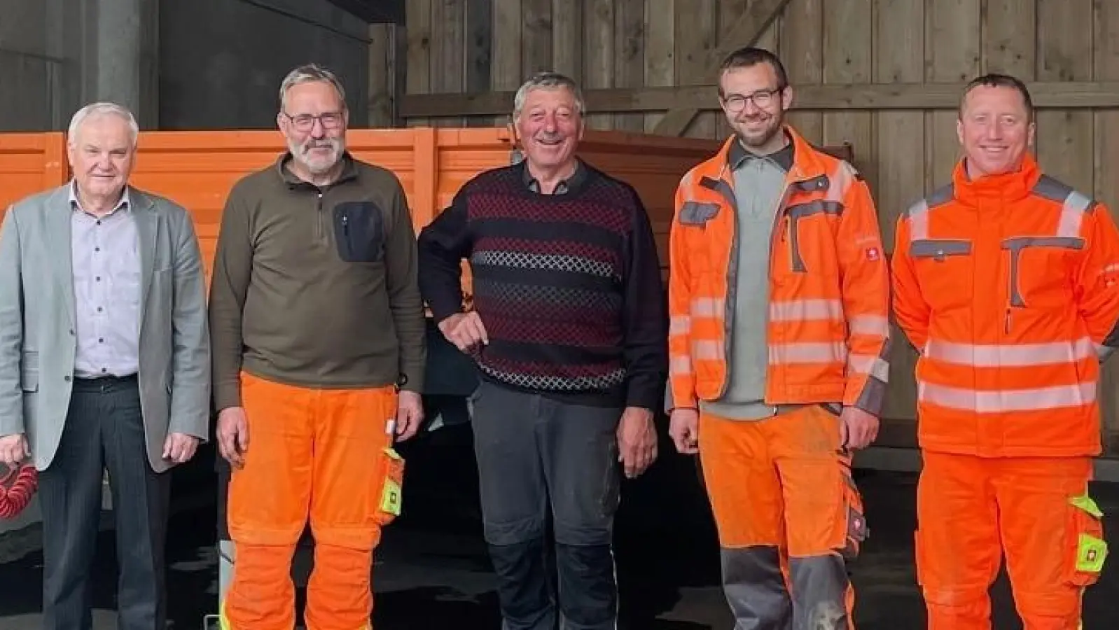 Josef Dötterl (Mitte) mit Bauhofleuten und Bürgermeiser (Bild: Otto Schirmer)