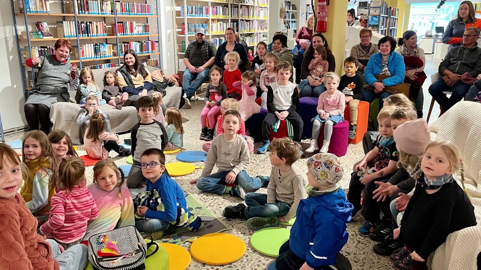 Besuch vom Kasperl in der Stadtbücherei Mitterteich. (Bild: Pia Heinrich)