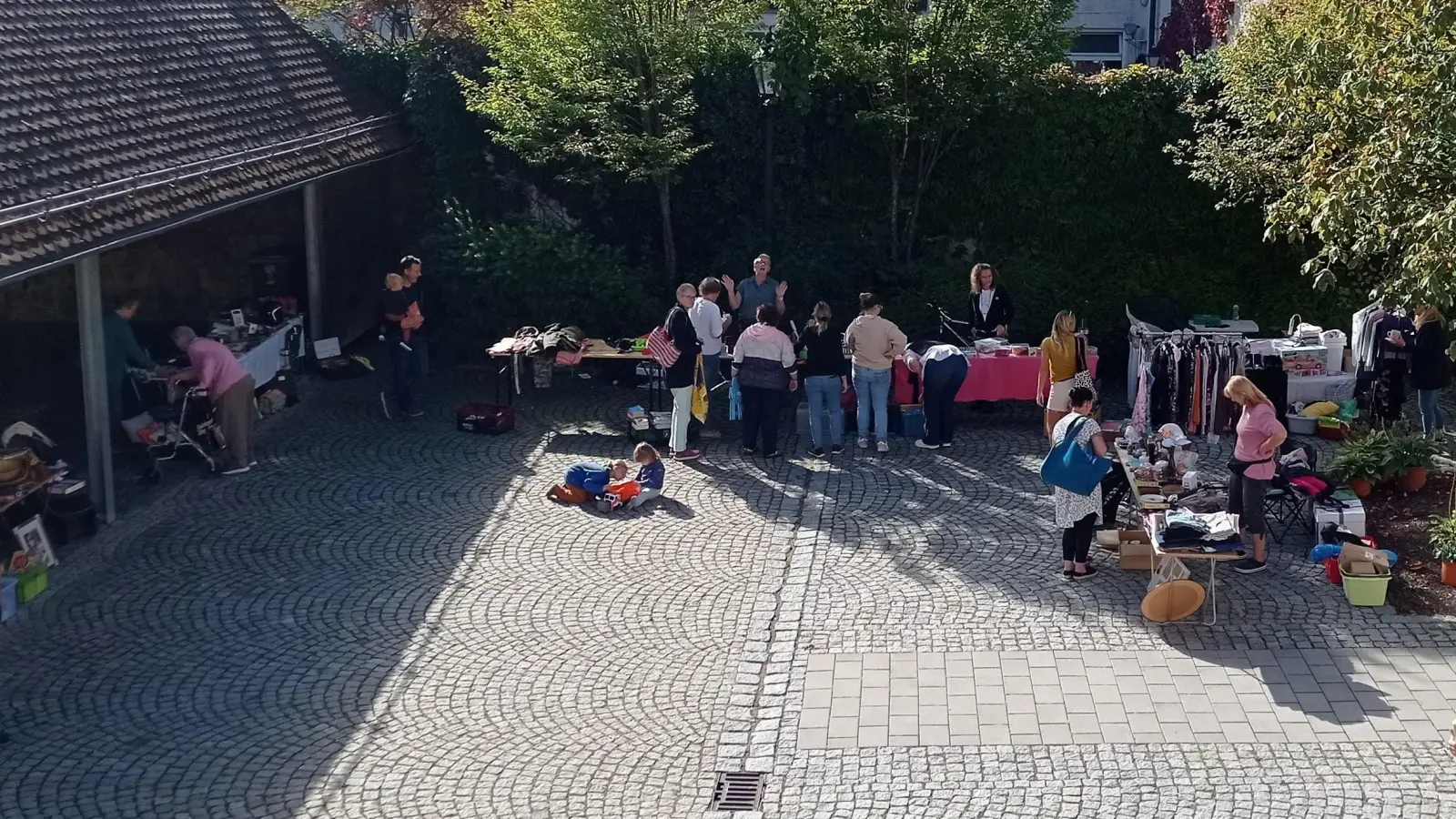 Tolle Atmosphäre im Rathausinnenhof Schnaittenbachs (Bild: Elisabeth Kraus)