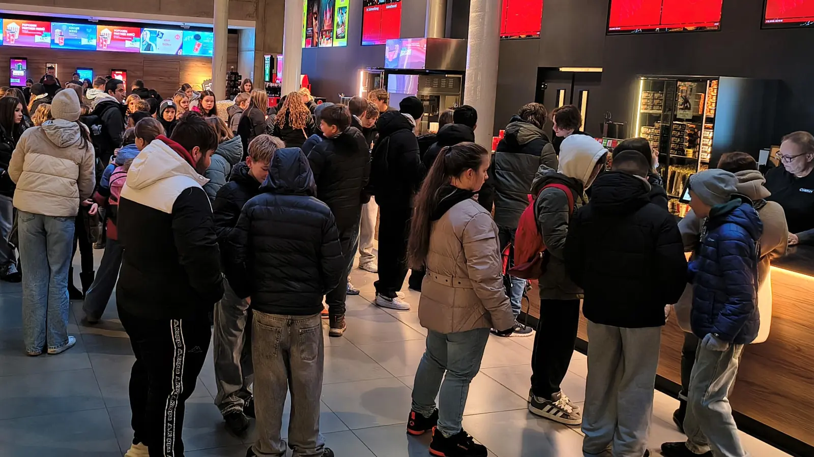 Das Bild zeigt den Ansturm auf Popcorn und Co. durch die größeren Schüler  (Bild: Bernhard Hirsch)