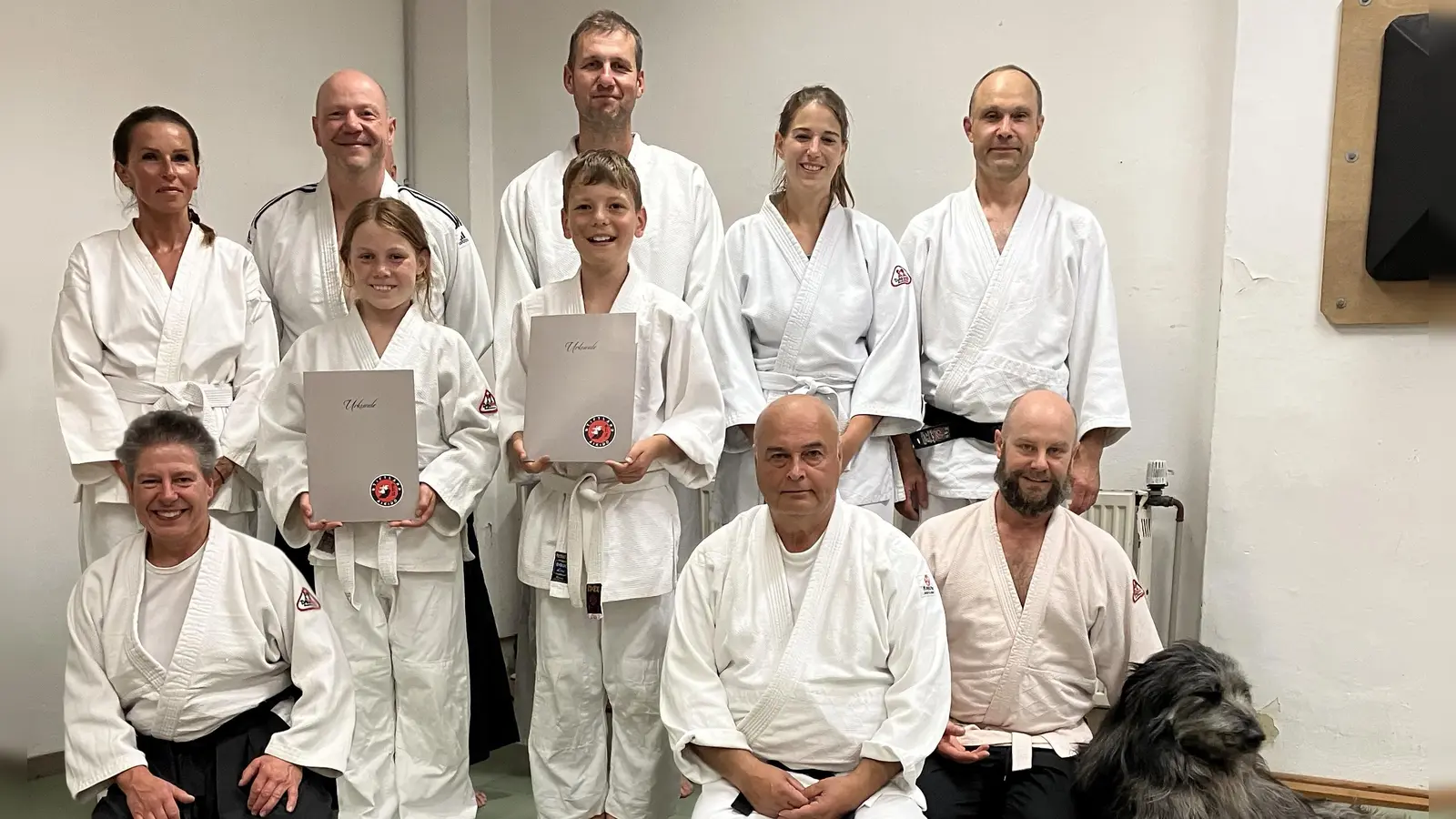 Die zur Prüfung anwesenden Aikidoka. Vorne mittig die beiden Prüflinge Emma Wettinger und Sebastian Gleissner, hinten rechts der Prüfer Karel Burian (3. Dan). (Bild: Margret Schels)