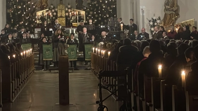 Die Musikkapelle Schwarzenfeld beim Weihnachtskonzert 2024. (Bild: Emilia Lindner)