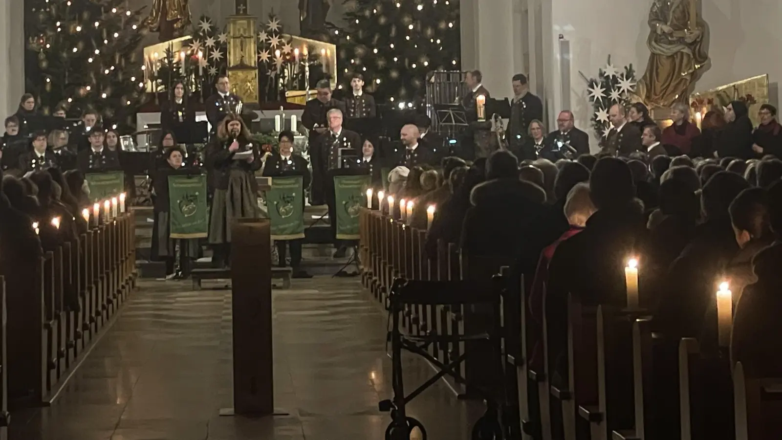 Die Musikkapelle Schwarzenfeld beim Weihnachtskonzert 2024. (Bild: Emilia Lindner)