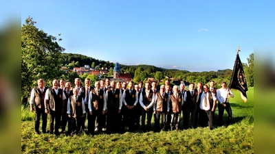 Vor Etzelwang im Hintergrund präsentiert sich der Männergesangverein vor seiner Jubiläumsfeier zum 150jährigen Bestehen.  (Bild: Leonhard Ehras )