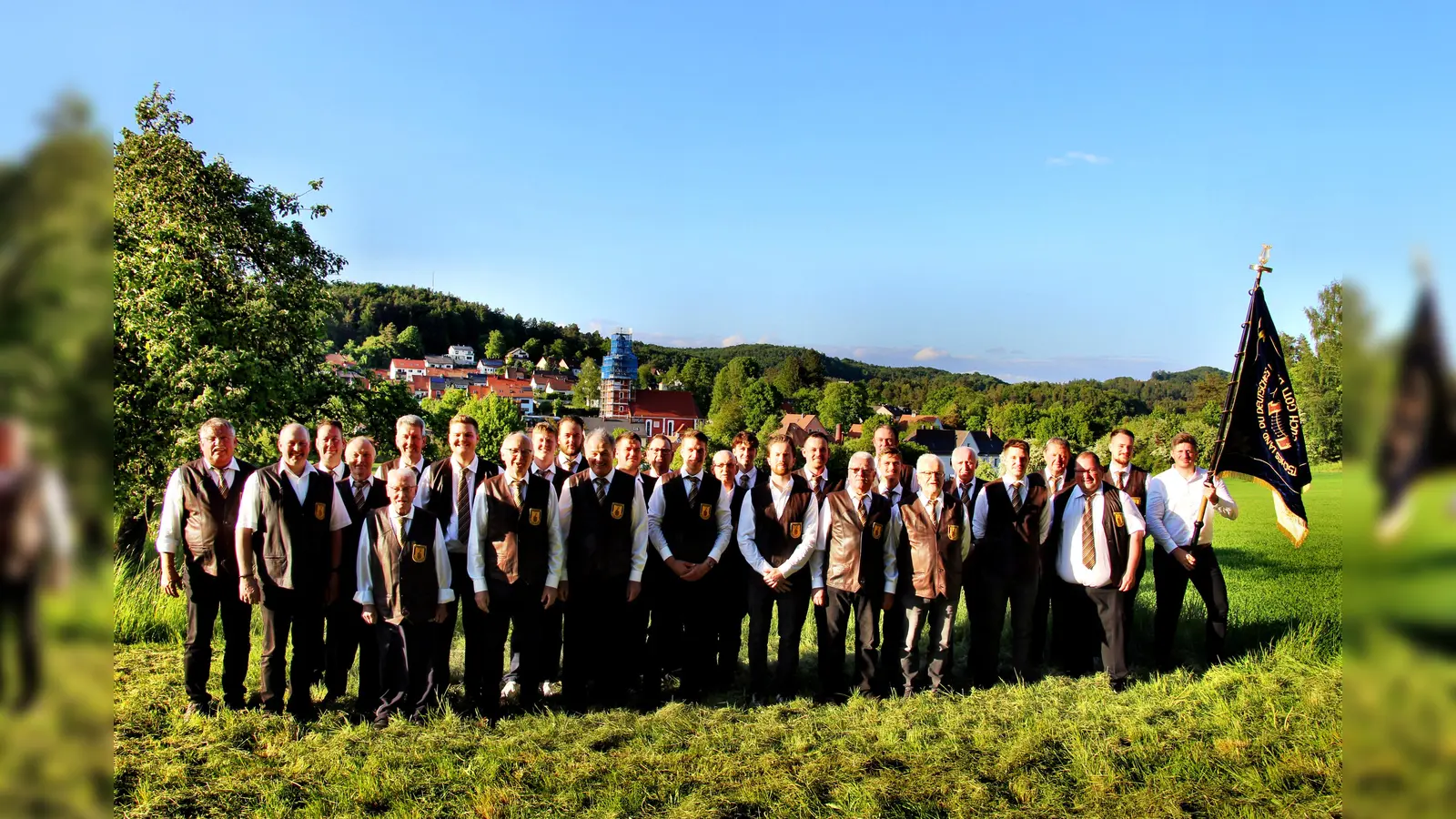 Vor Etzelwang im Hintergrund präsentiert sich der Männergesangverein vor seiner Jubiläumsfeier zum 150jährigen Bestehen.  (Bild: Leonhard Ehras )
