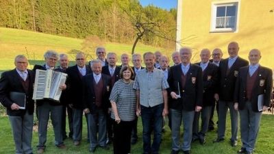 Sänger des MGV Bärnau mit Jubilar Konrad Fischer und Gattin Resi (Bild[M]: Sigmund Schütz)