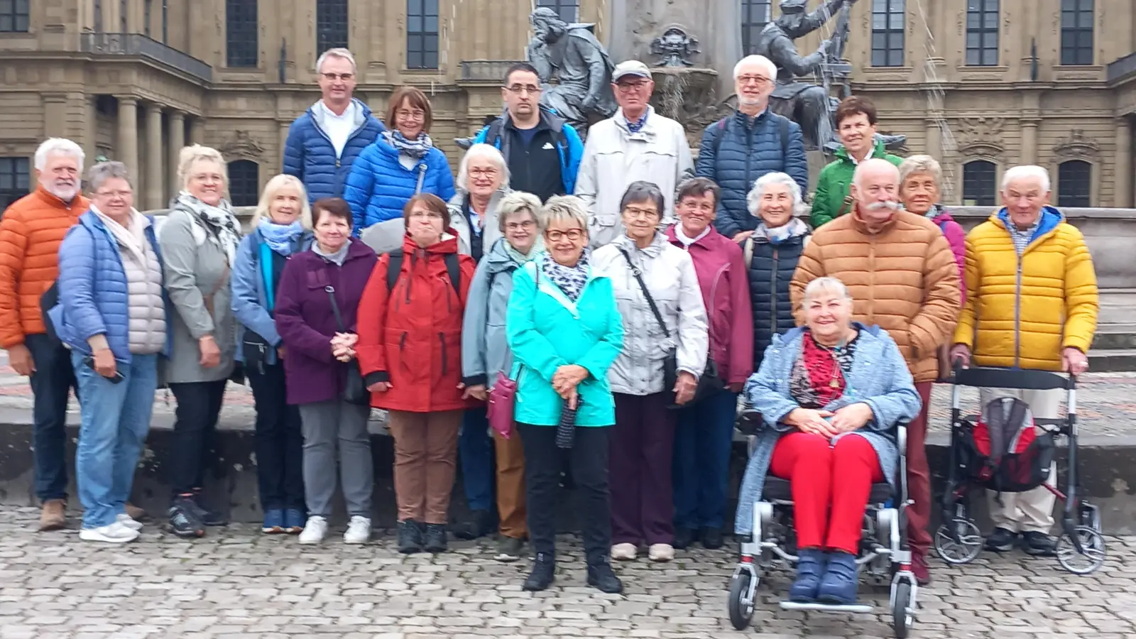 Reisegruppe 1 mit Gesangvereinsvorsitzender Renée Ehringer-Hoffmann, 3. von rechts, sowie Reiseleitung Brigitte Schwarz 7. von links (Bild: Brigitte Schwarz)