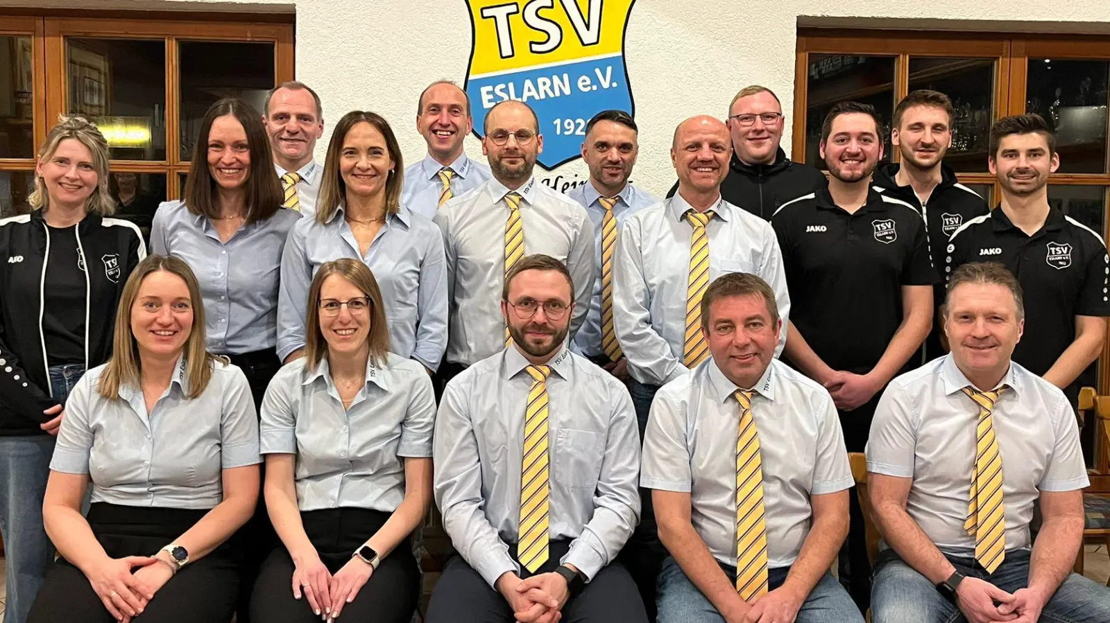 Die neue Vorstandschaft und Abteilungsleiter mit (vorne v.r.) Schriftführer Herbert Zwick, 2. Vorsitzenden Stefan Singer, Vorsitzenden Daniel Bäumler und Hauptkassiererin Madeleine Brenner mit Stellvertreterin Carina Kaiser.  (Bild: Kathrin Zinkl )