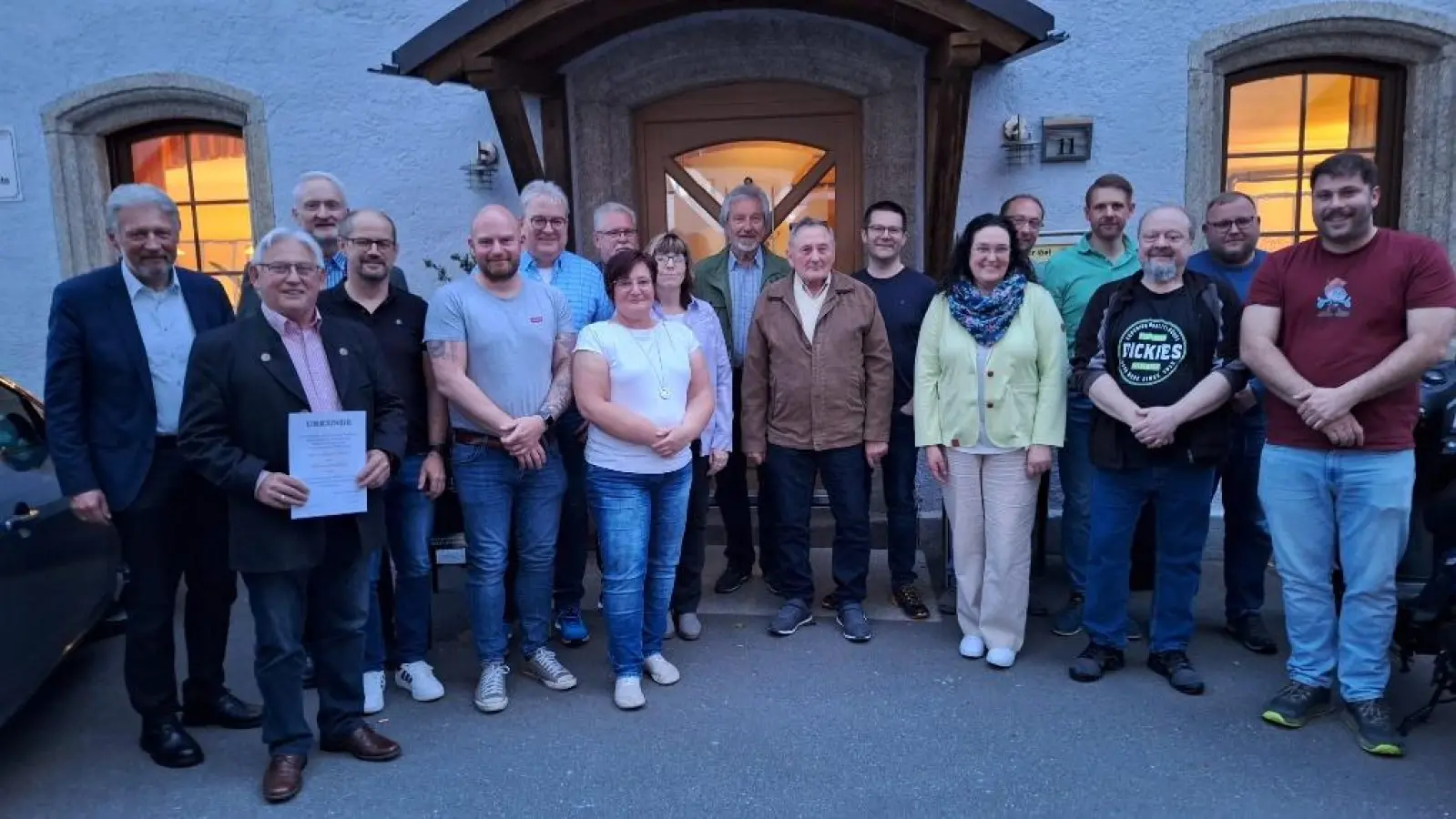Die alte und neue Vorstandschaft und Ehrenmitglieder von links nach rechts: ehem. Bürgermeister Lothar Müller, Ehrenmitglied Josef Dietl, ehemaliger 2. Vorsitzender Reinald Roderer, ehemaliger Kassier Stefan Sporrer, neuer Kassier Dominic Rose, Ausschussmitglied Thomas Trisl, 1. Vorsitzende Elli Müller; Kassenprüfer Hans-Dieter Dietl, Schriftführerin Lisa Trisl, stellvertr. Bezirksvorsitzender Arthur Weber, Ehrenmitglied Hans Sailer, Kassenprüfer Christian Pöll, Bürgermeisterin Tina Zeitler, Ausschussmitglied Tobias Gebert, 2. Vorsitzender Mario Schön, Ausschussmitglieder Manfred Schiener, Christian Mayerhöfer und Florian Schwarz. Nicht im Bild Gerätewart Toni Müller und Ausschussmitglied Wolfgang Kinle (Bild: Toni Müller)